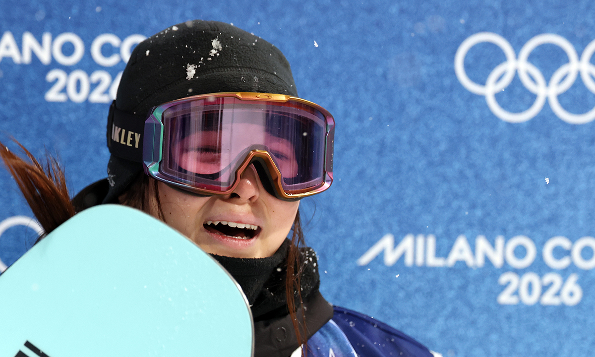 2026 밀라노·코르티나담페초 동계 올림픽에서 스노보드는 금메달 1개, 은메달 1개, 동메달 1개를 따내며 설상 불모지였던 한국 동계 스포츠의 구조를 뒤흔드는 쾌거를 이룩해냈지만, 열악한 국내 훈련 환경을 비추는 거울이 됐다. 사진은 지난 13일 스노보드 여자 하프파이프 결선에서 최가온이 자신의 점수(90.25점)를 확인한 뒤 눈물을 흘리는 모습. 리비뇨=연합뉴스