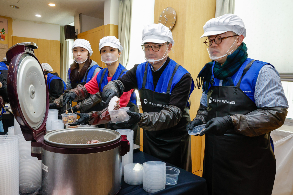 임기근 기획예산처 장관 직무대행 차관(오른쪽 둘째부터)과 배우 박하선이 25일 서울 종로구 초동교회에서 열린 ‘제19기 행복공감봉사단 발대식 및 1차 봉사활동’에 참석해 돈의동 쪽방촌 노인들에게 전달할 도시락을 포장하고 있다.