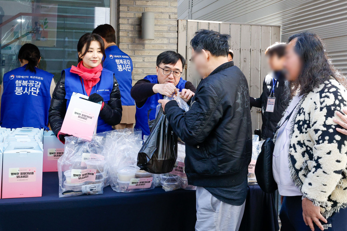 임기근 기획예산처 장관 직무대행 차관(오른쪽)과 배우 박하선 등 행복공감봉사단 단원들이 25일 서울 종로구 초동교회에서 열린 ‘제19기 행복공감봉사단 발대식 및 1차 봉사활동’에 참석해 돈의동 쪽방촌 노인들에게 도시락을 전달하고 있다.