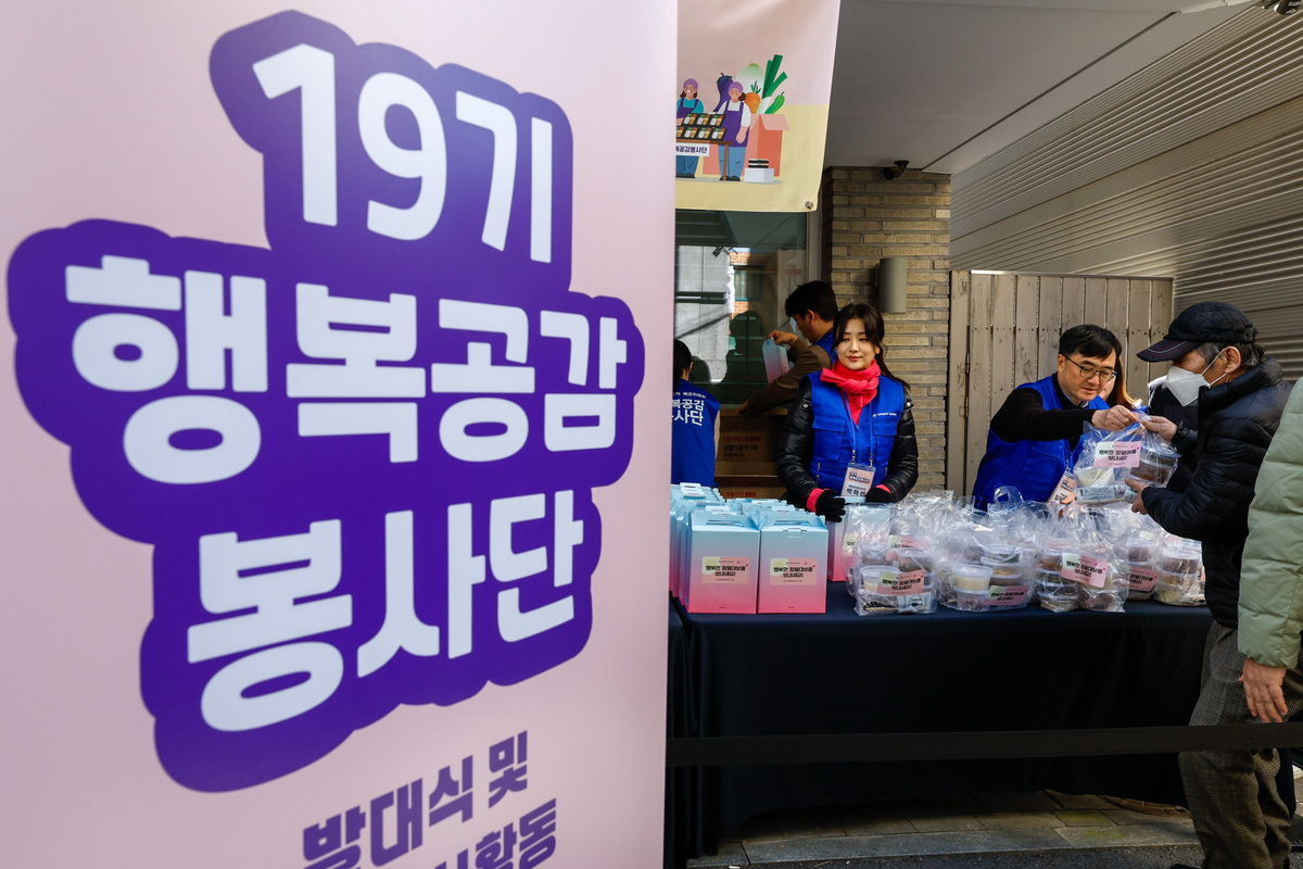 임기근 기획예산처 장관 직무대행 차관(오른쪽)과 배우 박하선 등 행복공감봉사단 단원들이 25일 서울 종로구 초동교회에서 열린 ‘제19기 행복공감봉사단 발대식 및 1차 봉사활동’에 참석해 돈의동 쪽방촌 노인들에게 도시락을 전달하고 있다.