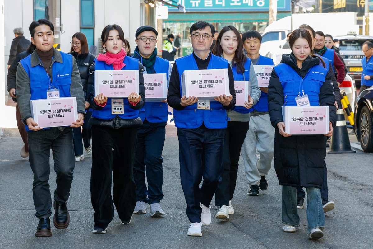 임기근 기획예산처 장관 직무대행 차관(앞줄 오른쪽 둘째부터)과 배우 박하선 등 행복공감봉사단 단원들이 25일 서울 종로구 초동교회에서 열린 ‘제19기 행복공감봉사단 발대식 및 1차 봉사활동’에 참석해 돈의동 쪽방촌 노인들에게 도시락을 전달하기 위해 이동하고 있다.