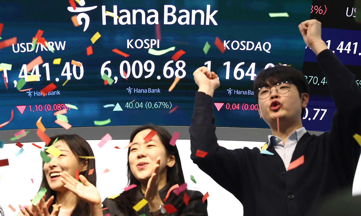 (서울=뉴스1) 최지환 기자 = 코스피 지수가 장 시작과 함께 6000포인트를 돌파한 25일 오전 서울 중구 하나은행 본점 딜링룸 직원들이 기뻐하고 있다. 2026.2.25/뉴스1