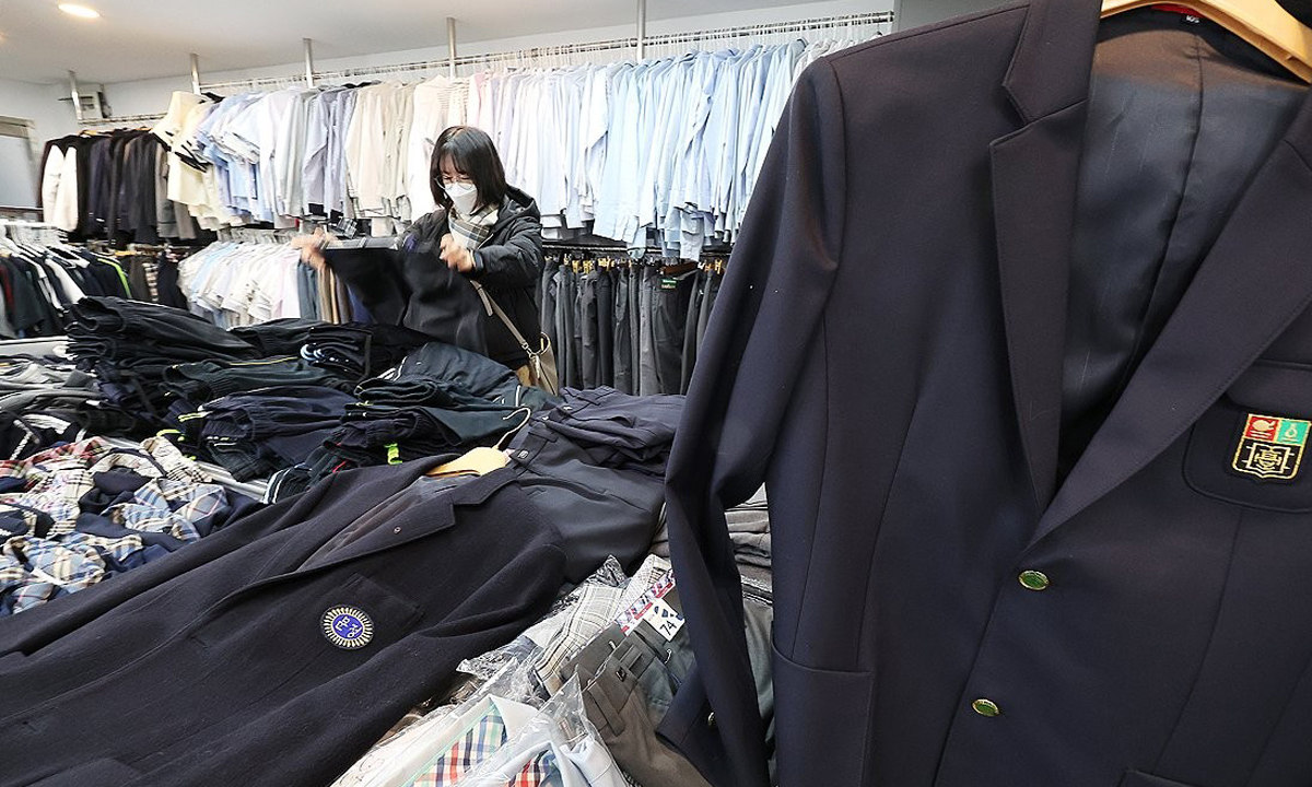 서울 송파구의 '나눔교복매장'. 연합뉴스