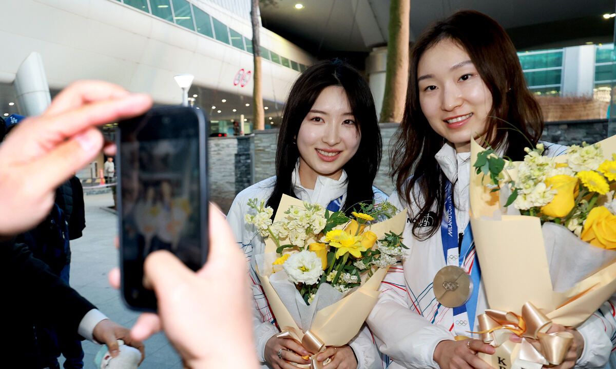 쇼트트랙 여자 3000m 계주 금메달리스트인 김길리와 최민정이 지난 24일 인천국제공항을 통해 귀국해 기념촬영을 하고 있다. 뉴스1
