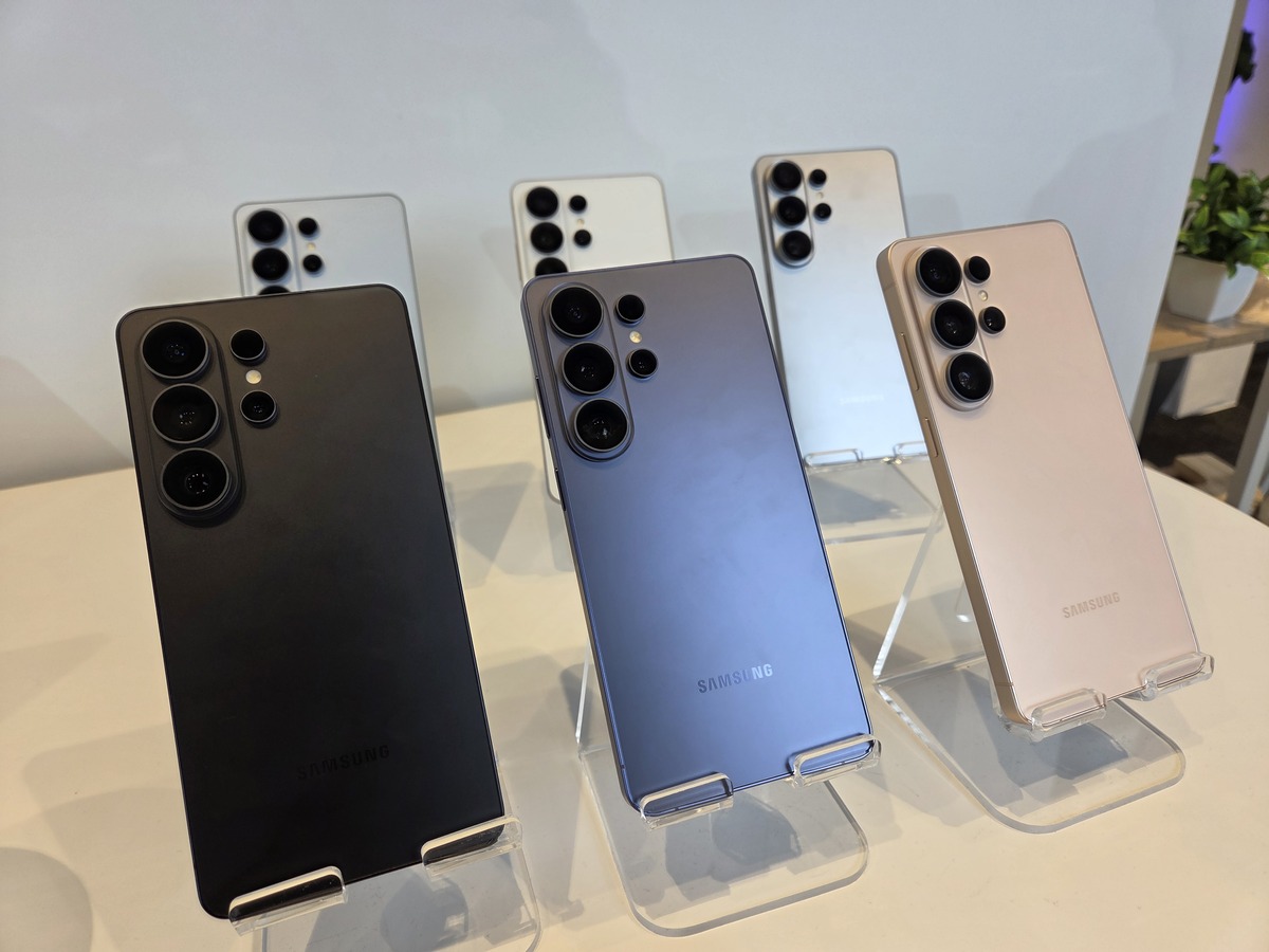 25일(현지시간) 미국 샌프란시스코에서 열린 ‘갤럭시&nbsp;언팩 2026’ 행사에서 다양한 색상의 갤럭시 S26 울트라 모델들이 전시돼 있다.&nbsp;샌프란시스코=이동수 기자