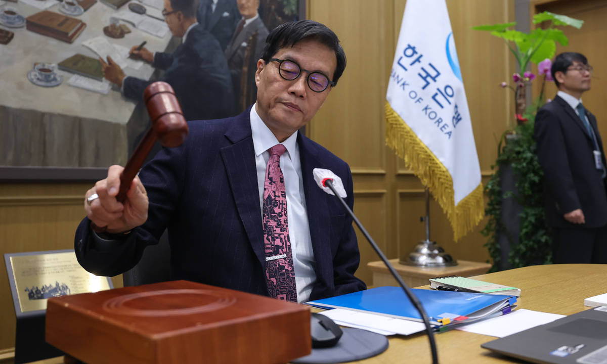 이창용 한국은행 총재가 26일 서울 중구 한국은행 본관에서 열린 금융통화위원회 본회의에서 의사봉을 두드리고 있다. 이날 금통위는 기준금리(연2.50%)를 6연속 금리 동결했다. 뉴스1