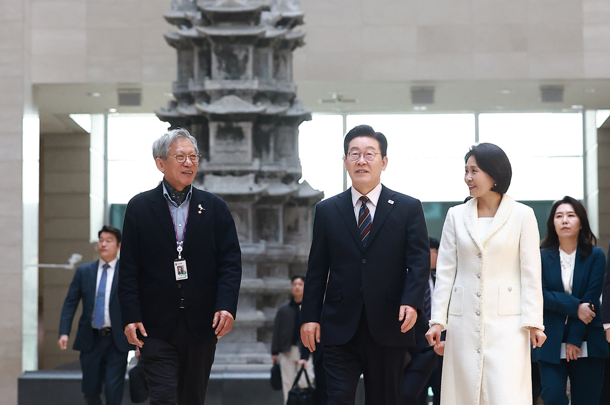 이재명 대통령과 김혜경 여사가 유홍준 국립중앙박물관장의 안내를 받으며 26일 서울 용산구 국립중앙박물관에서 '우리들의 이순신' 특별전을 관람을 위해 이동하고 있다.