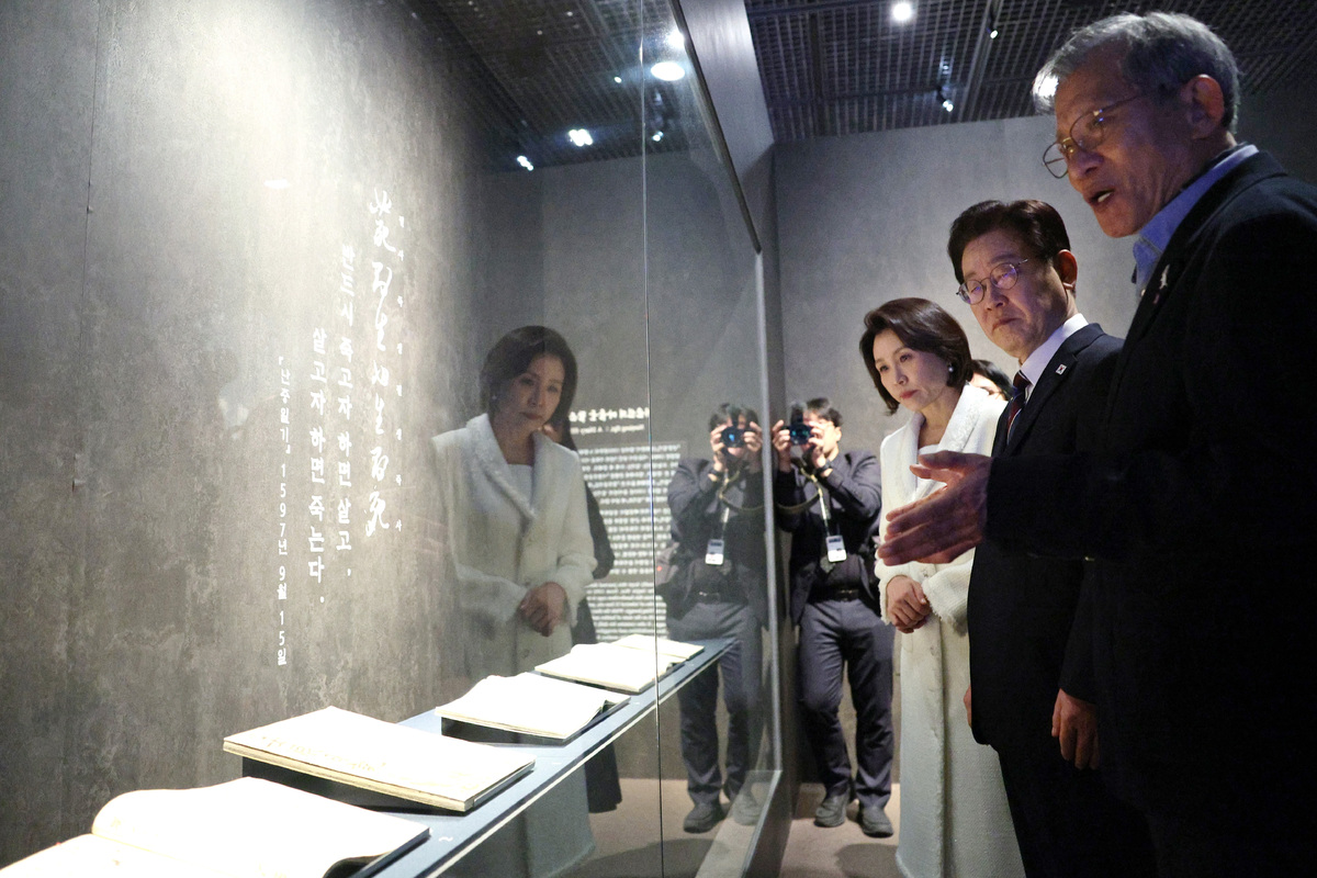 이재명 대통령과 김혜경 여사가 26일 서울 용산구 국립중앙박물관에서 열린 '우리들의 이순신' 특별전에서 난중일기를 관람하고 있다.