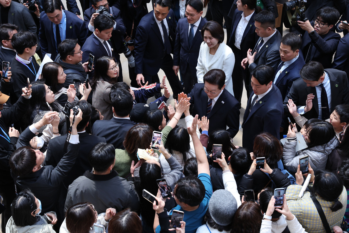 26일 서울 용산구 국립중앙박물관에서 열리고 있는 '우리들의 이순신' 특별전을 찾은 이재명 대통령이 관람객들과 인사하고 있다.