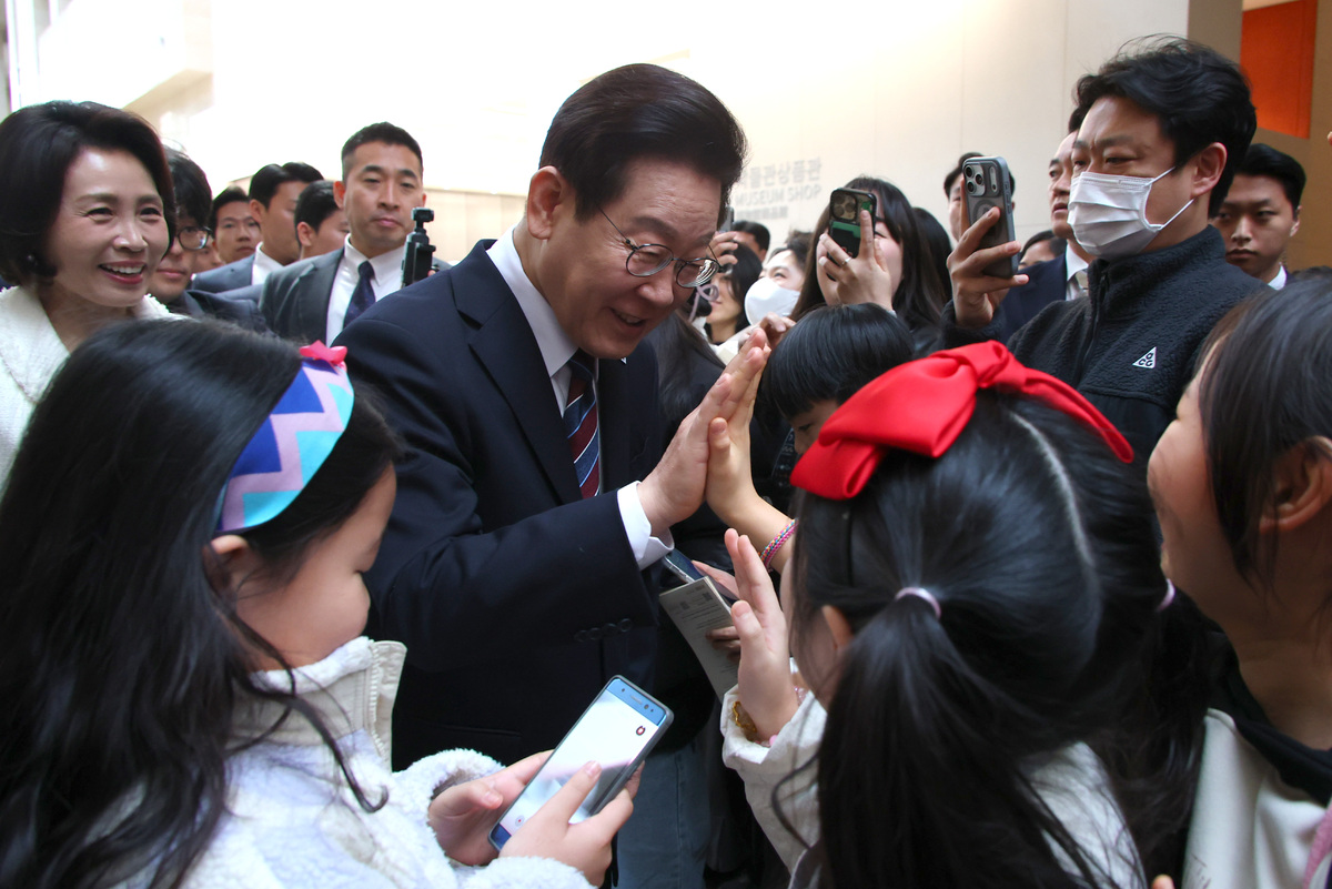 26일 서울 용산구 국립중앙박물관에서 열리고 있는 '우리들의 이순신' 특별전을 찾은 이재명 대통령이 관람을 온 어린이들과 손뼉을 마주치고 있다.