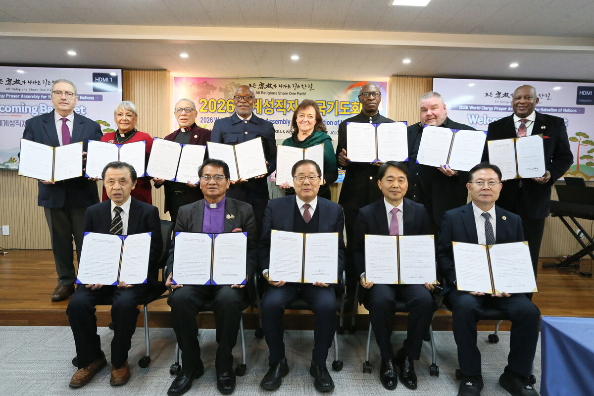 세계 종교지도자들이 각자가 서명한 탄원서를 들어보이고 있다. 한국종교협의회 제공