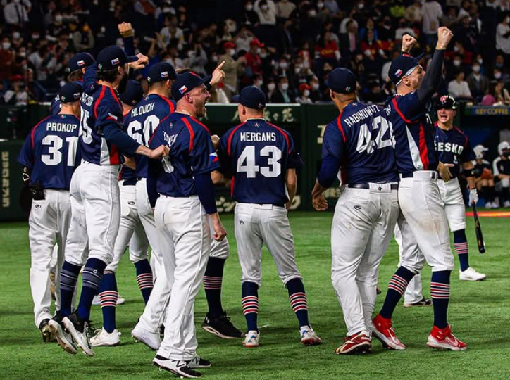 체코 대표팀이 2023 WBC에서 2026년 대회 본선 진출을 확정한 뒤 기뻐하고 있다. 체코 대표팀 SNS 캡처