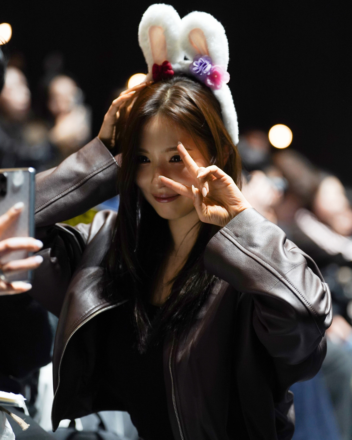 팬들이 준비한 키치한 아이템과 함께한 신세경. 더프레젠트컴퍼니 제공