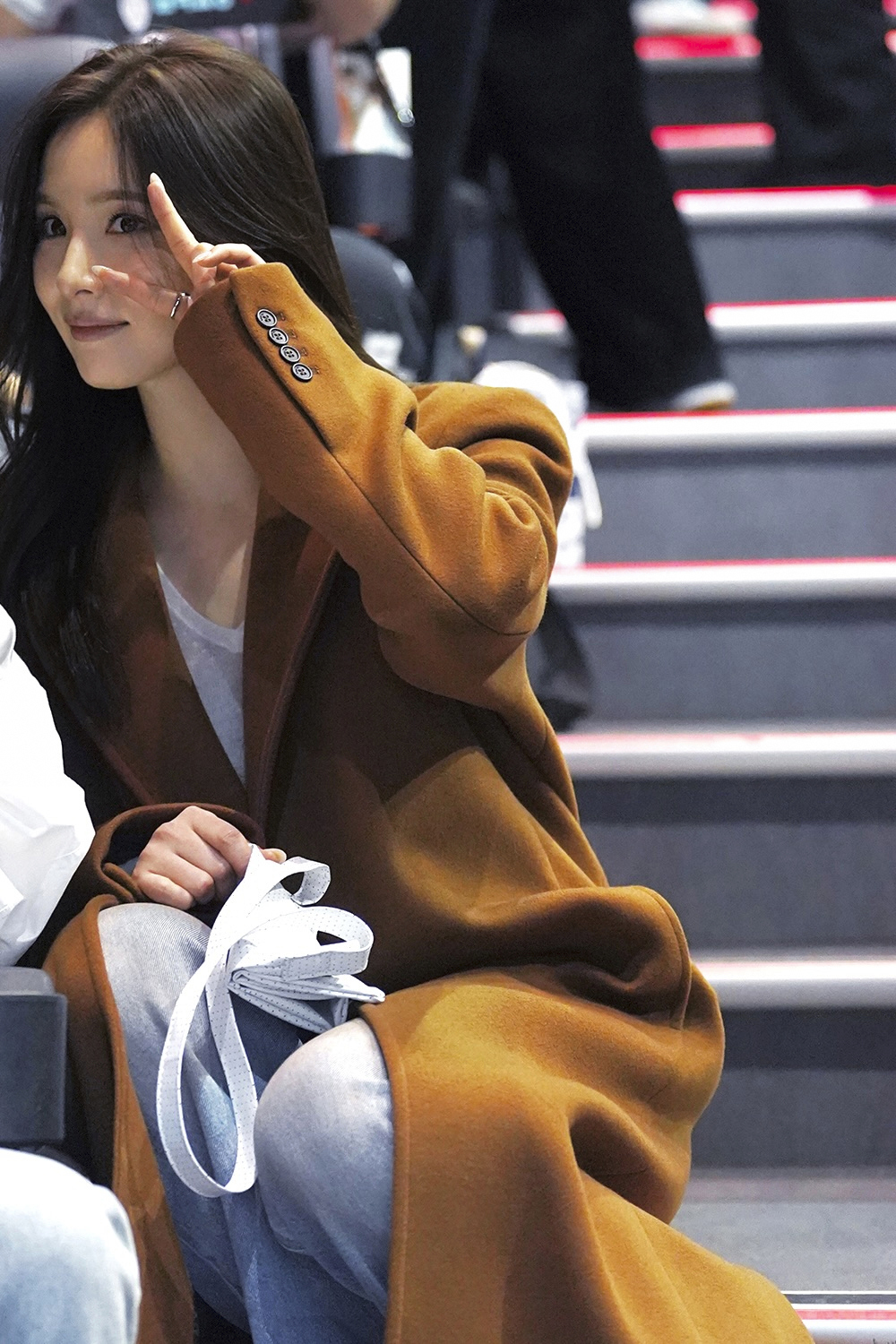 관객과의 소통의 중심에는 신세경이 있다. 더프레젠트컴퍼니 제공