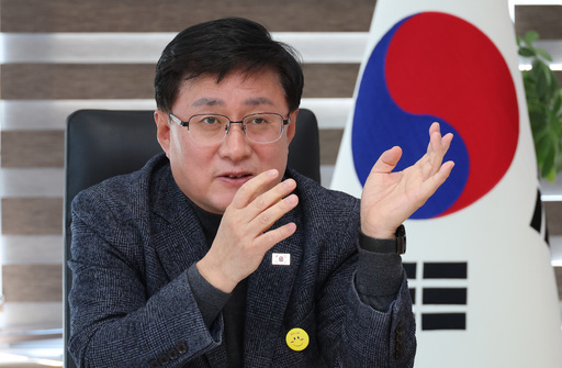 김성환 기후에너지환경부 장관이 지난 19일 서울 서초구 한강홍수통제소에서 세계일보와 만나 기후와 에너지 관련 정책 현안을 설명하고 있다. 김 장관은 “적절한 에너지 믹스 전략을 찾아 안정적인 전력 수급과 탄소 감축을 모두 달성하겠다”고 했다. 이제원 선임기자