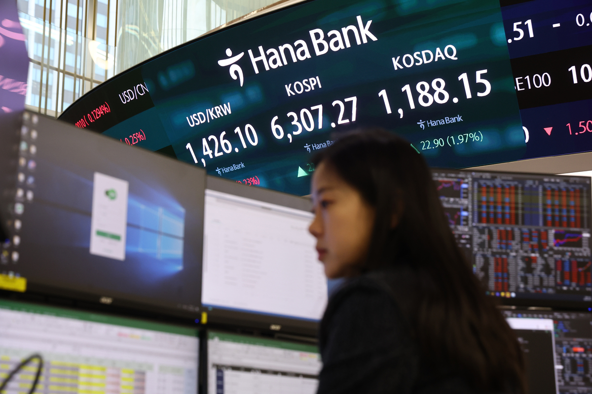 코스피가 사상 최고치 랠리를 이어가며 전장보다 223.41포인트(3.67%) 오른 6,307.27에 장을 마감한 26일 서울 하나은행 본점 딜링룸에서 딜러가 업무를 보고 있다.