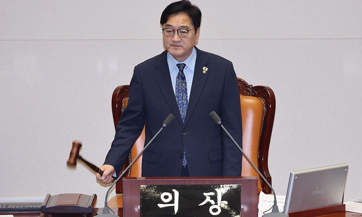 우원식 국회의장이 26일 서울 여의도 국회에서 열린 제432회 국회(임시회) 제8차 본회의에서 일명 '법 왜곡죄법'인 형법 일부개정법률안(수정안)에 대한 가결을 선포하고 있다.