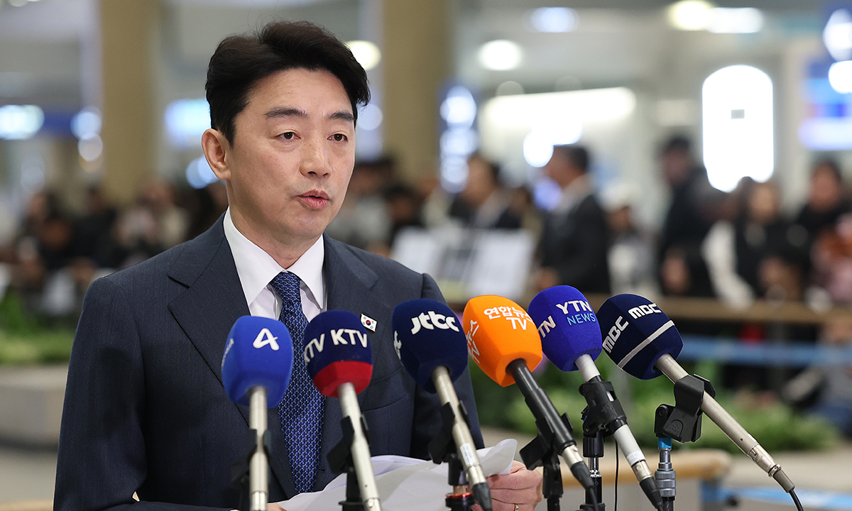 이재명 대통령의 전략경제협력 특사 자격으로 아랍에미리트(UAE)를 방문한 강훈식 대통령 비서실장이 26일 인천국제공항 1터미널에서 입장을 밝히고 있다. 연합뉴스