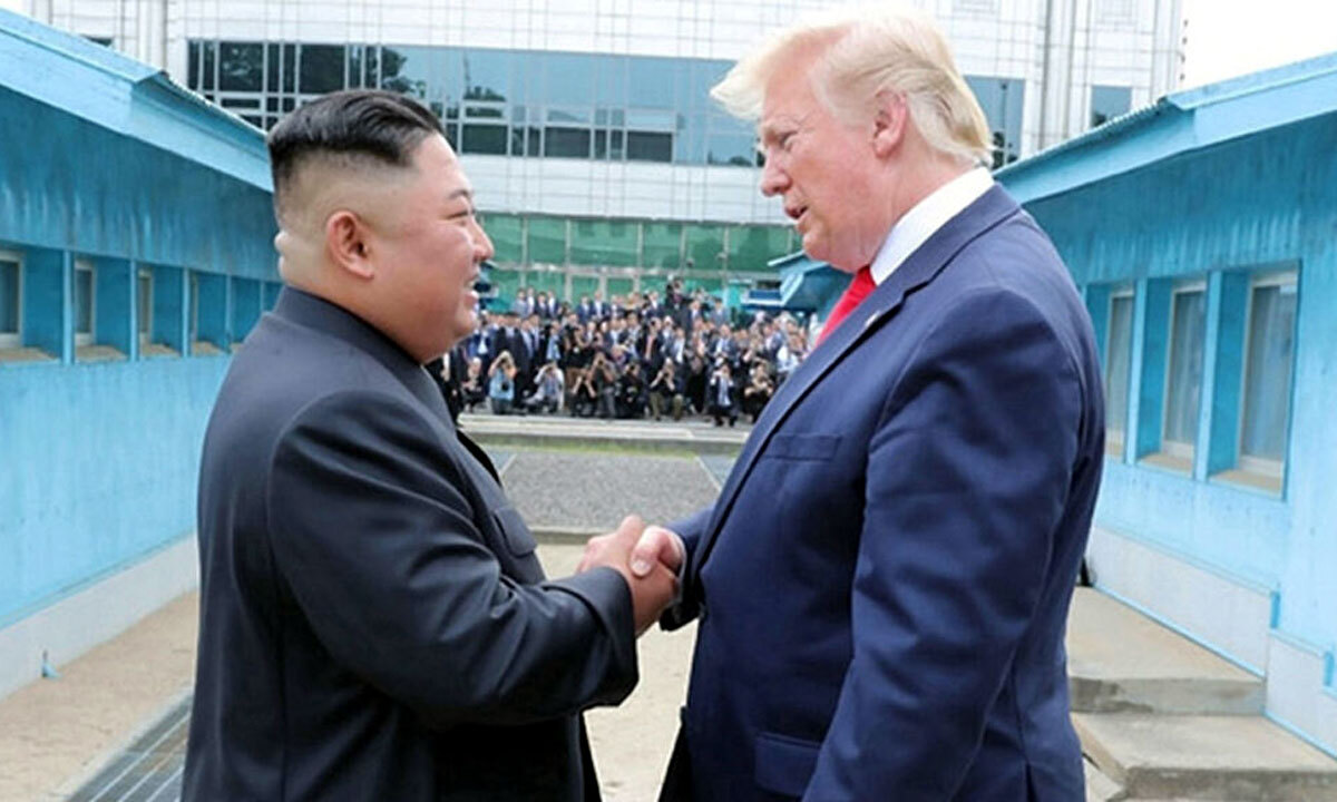 2019년 7월 1일 조선중앙통신이 보도한 김정은 북한 국무위원장(왼쪽)과 도널드 트럼프 미국 대통령이 판문점 북측 지역에서 악수하는 모습. 세계일보 자료사진