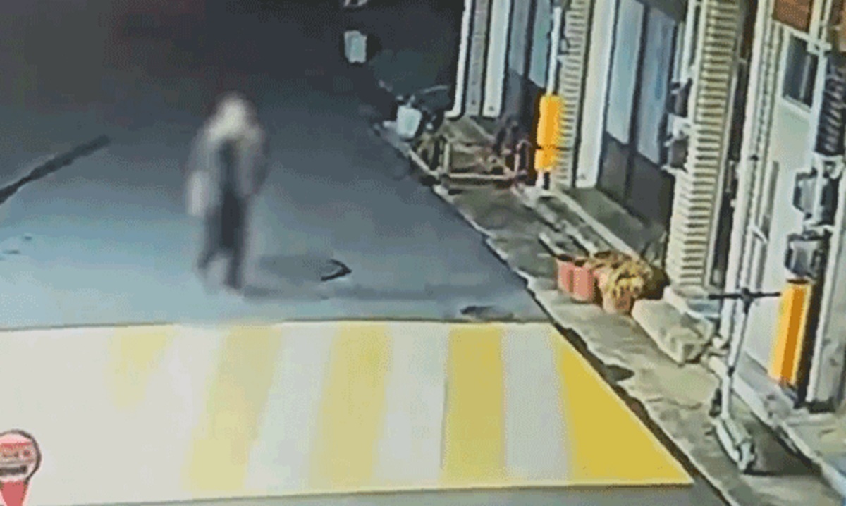 지난 26일 새벽 경남 진주의 한 원룸에서 흉기 난동을 벌인 10대 남성이 도주하는 모습.&nbsp;경남경찰청 제공