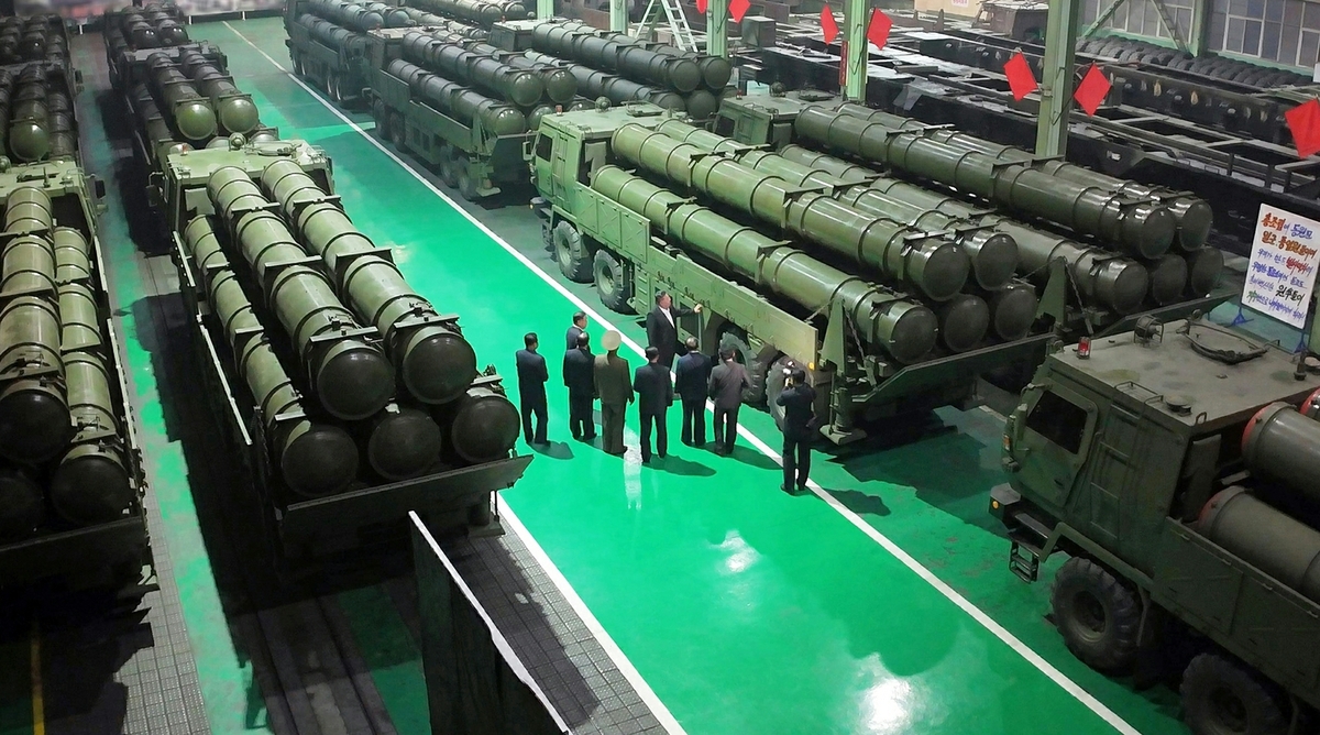 김정은 북한 국무위원장이 초대형방사포 발사차량들을 살피고 있다. 노동신문·뉴스1