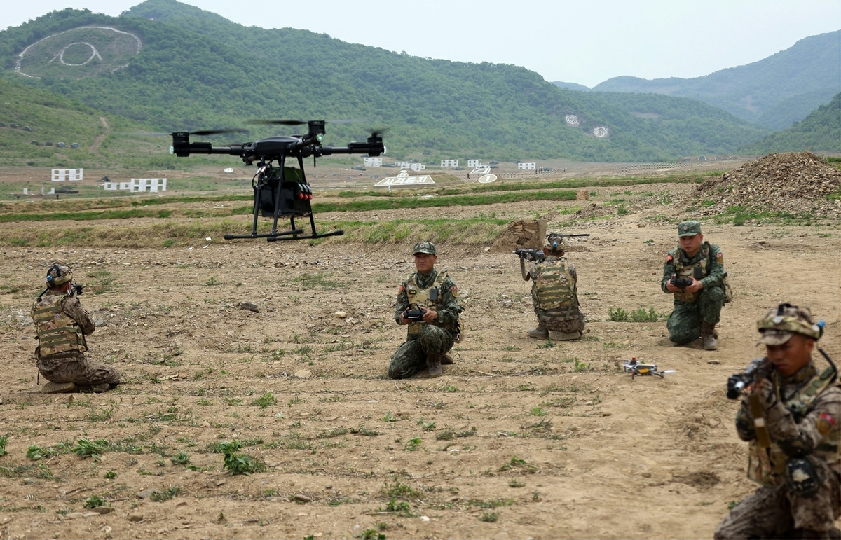 북한군 장병들이 드론을 이용한 훈련을 하고 있다. 노동신문·뉴스1