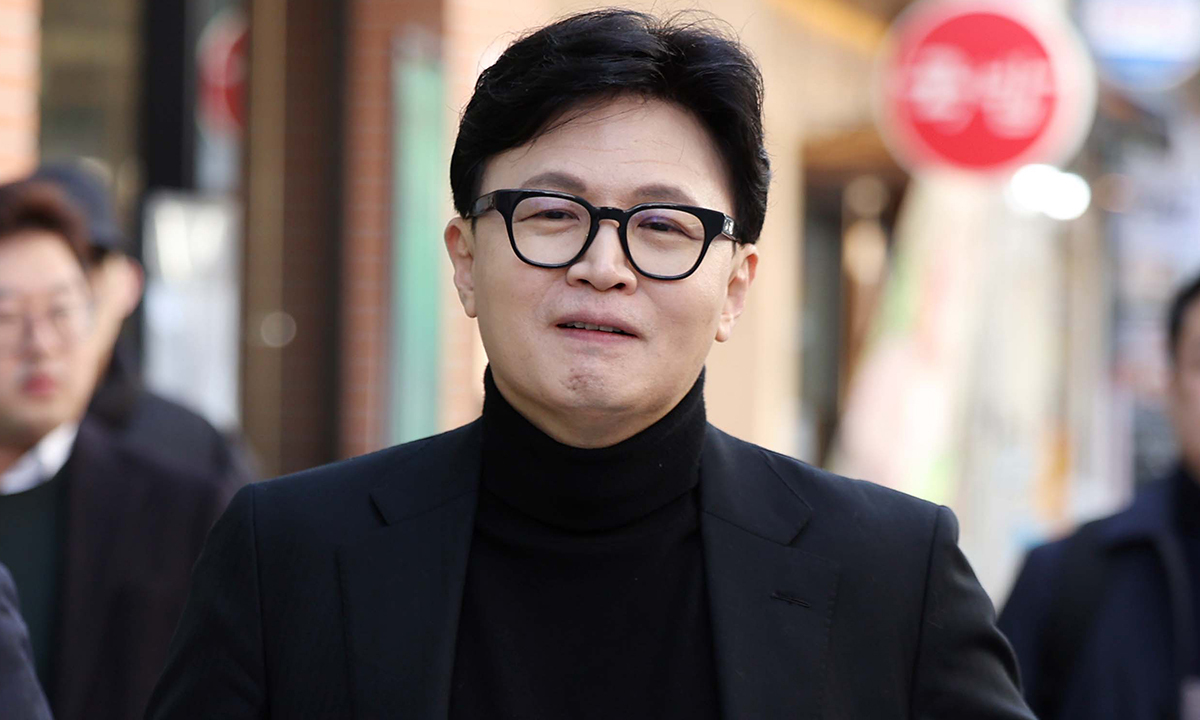 지난 25일 대구 중구 교동을 찾은 한동훈 전 국민의힘 대표가 거리를 살펴보고 있다. 연합뉴스