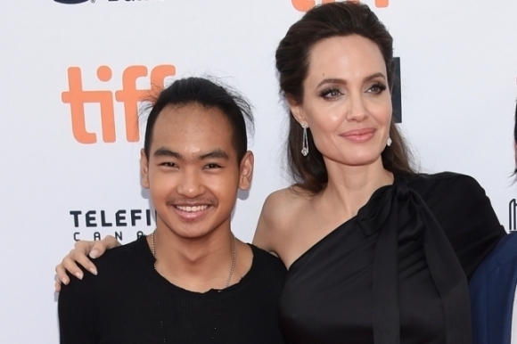 안젤리나 졸리(오른쪽)와 아들 매덕스 졸리. 연합뉴스