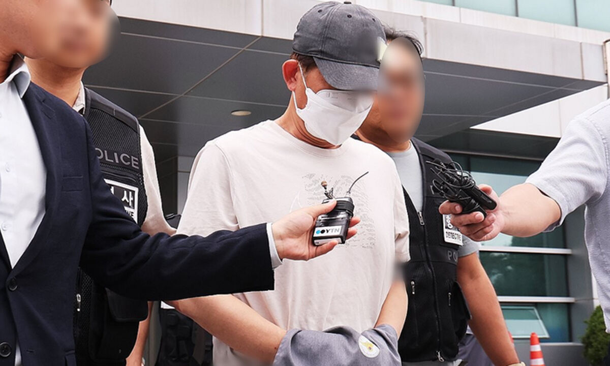 인천에서 틱톡커 20대 여성 B씨를 폭행하고 살해한 A씨가 2025년 9월16일 구속 전 피의자 심문을 위해 경기도 용인동부경찰서에 출석하고 있다. 연합뉴스