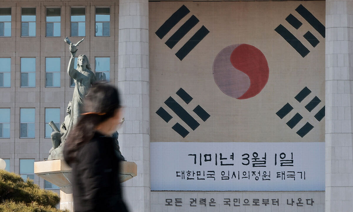 3·1절을 이틀 앞둔 27일 국회 본청에 대한민국 임시의정원 태극기가 걸려 있다. 연합뉴스