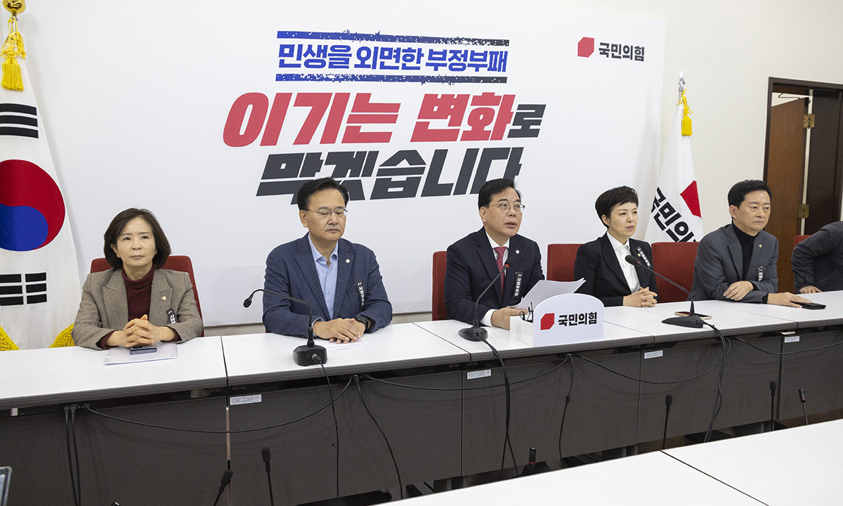 국민의힘 송언석 원내대표가 27일 국회에서 열린 기자간담회에서 현안 관련 발언을 하고 있다. 연합뉴스