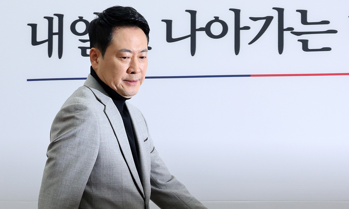 국민의힘 장동혁 대표가 지난 26일 국회에서 열린 최고위원회의에 입장하고 있다. 연합뉴스