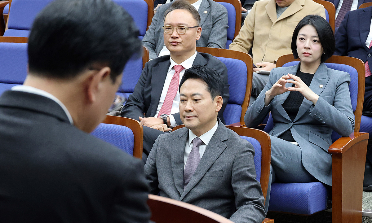 국민의힘 장동혁 대표와 배현진 의원이 지난 23일 국회에서 열린 의원총회에서 송언석 원내대표의 발언을 경청하고 있다. 연합뉴스