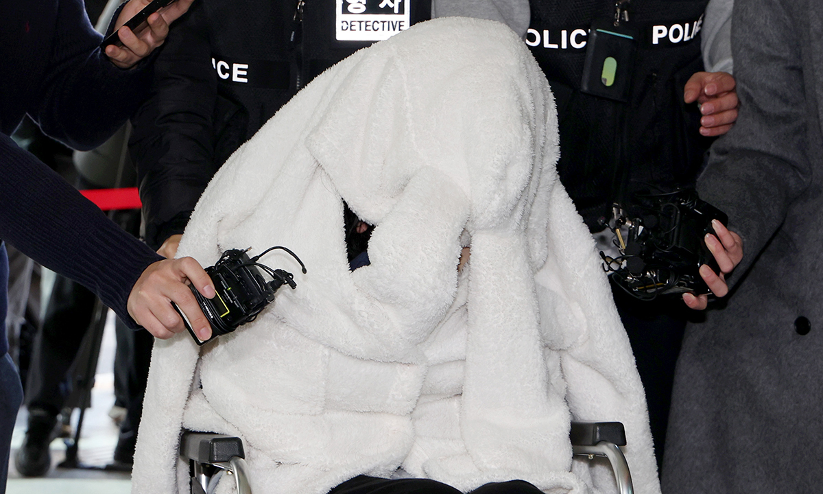 약에 취한 상태로 서울 반포대교를 달리다가 한강 둔치로 추락한 포르쉐 차량 운전자 30대 여성 A씨가 27일 서울 마포구 서울서부지방법원에서 마약류관리법 위반 및 도로교통법상 약물운전 혐의로 구속 전 피의자 신문(영장실질심사)를 받기 위해 출석하고 있다. 뉴시스