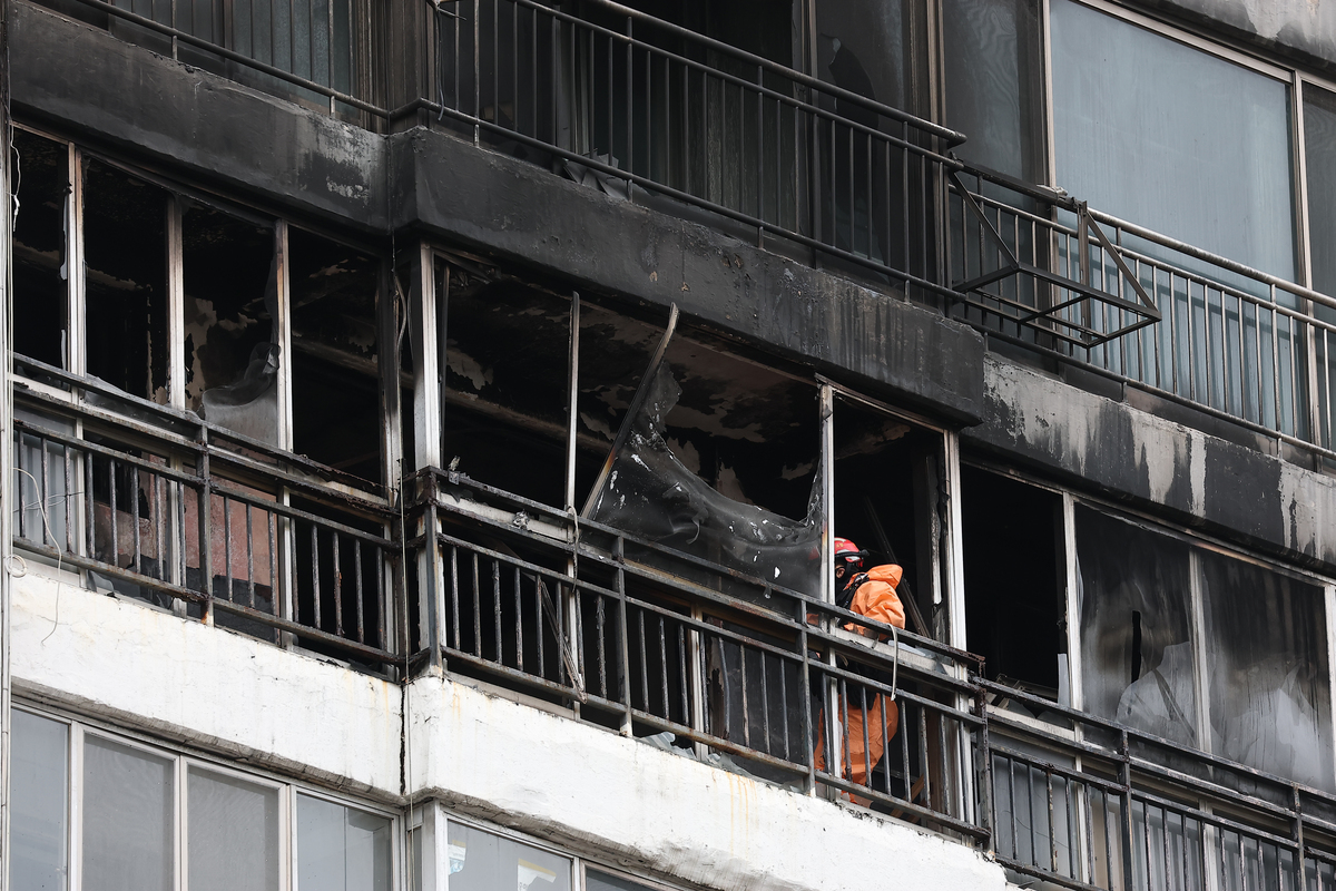 지난달 24일 화재가 발생한 아파트에서 경찰, 소방 관계자들이 화재 원인 조사를 위한 합동 감식을 하고 있다. 연합뉴스