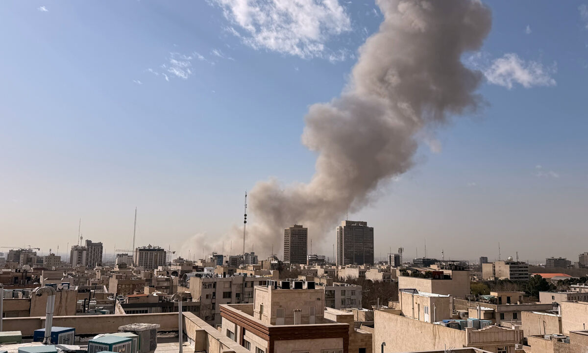 28일(현지시간) 이스라엘의 공격으로 연기가 피어오르는 이란 테헤란 모습. AP연합뉴스