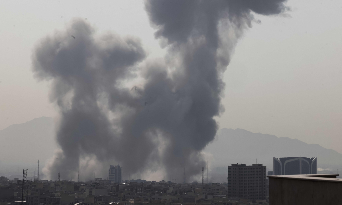 28일(현지시간) 이스라엘의 공격으로 연기가 피어오르는 이란 테헤란 모습. AFP연합뉴스