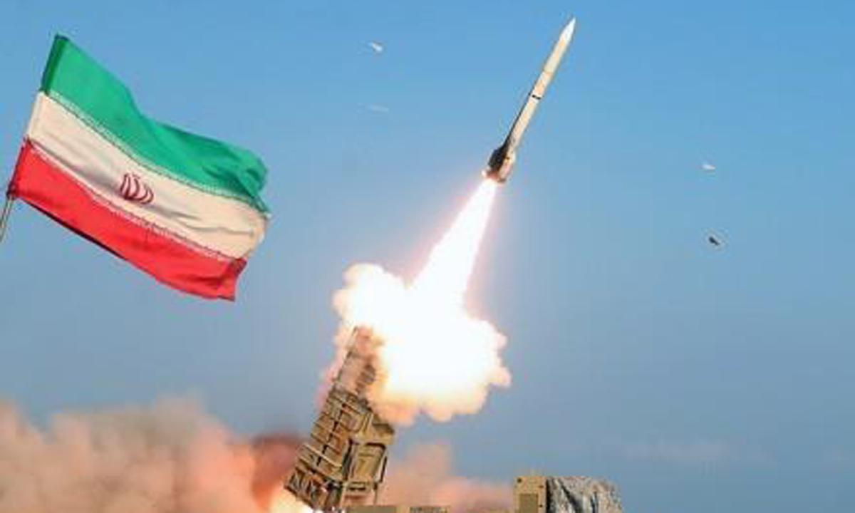 호르무즈 해협 인근에서 미사일 발사 훈련을 하는 이란군. EPA연합뉴스