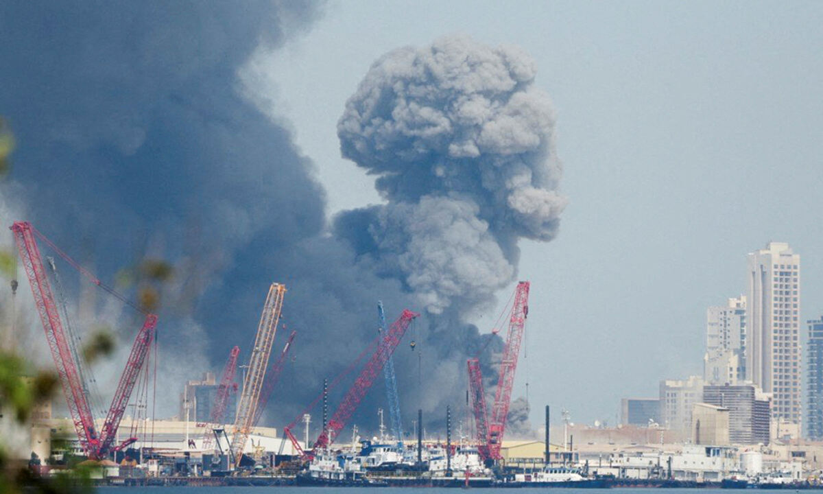 바레인 마나마에서 폭음이 들린 후 연기가 피어오르고 있다. 로이터연합뉴스