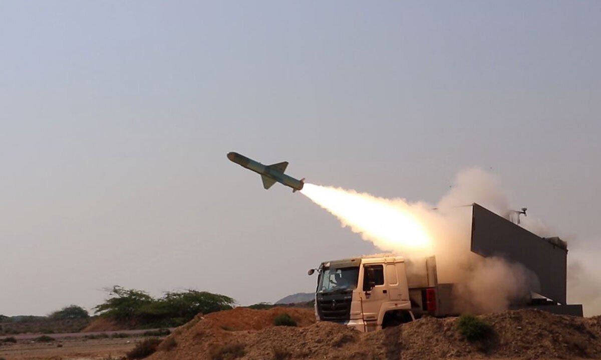 지난 17일 이란 이슬람혁명수비대는 호르무즈 해협 인근에서 로켓포 발사 훈련을 하는 모습을 담은 사진을 공개했다. EPA연합뉴스