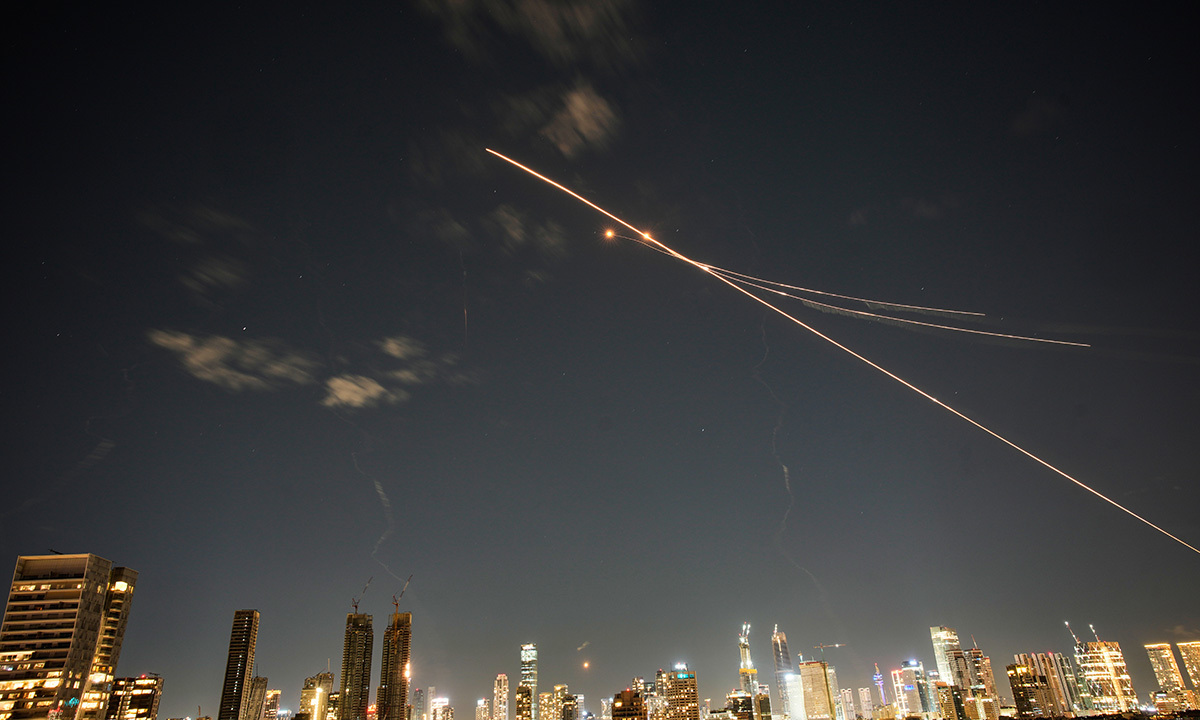이스라엘 텔아비브 상공에서 이스라엘 방공망이 이란의 미사일을 요격하기 위해 가동되고 있다.