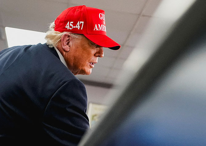 "본 적 없는 힘으로 타격할 것"<BR>트럼프, 연설 대신 SNS로만 일방통행