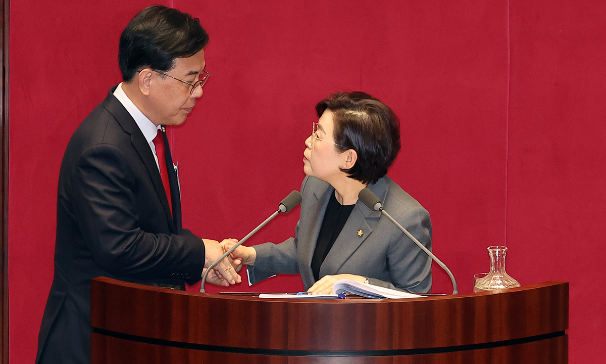 국민의힘 송언석 원내대표가 1일 국회 본회의장에서 국민투표법 전부개정법률안(대안)에 대한 무제한 토론을 하고 있던 김정재 의원의 토론 중단을 요청하고 있다. 연합뉴스