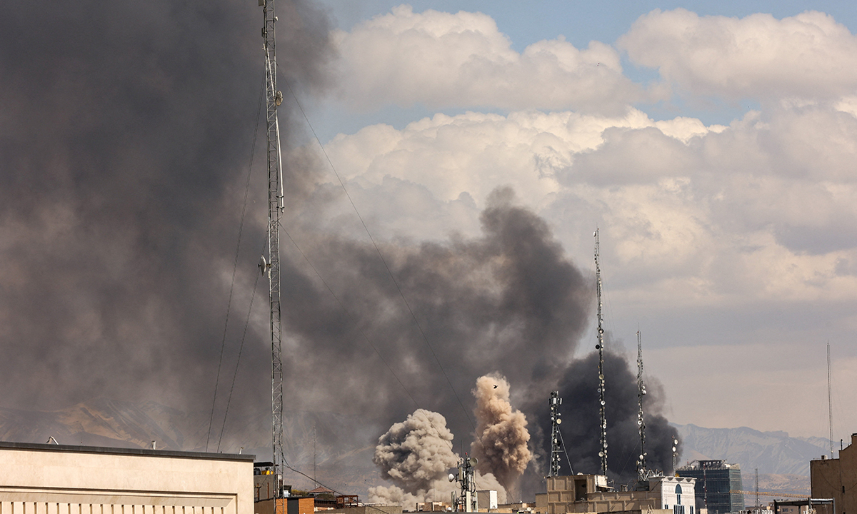 연기 치솟는 테헤란 1일(현지시간) 이스라엘과 미국의 공습을 받은 이란 수도 테헤란 시내에서 폭발로 인한 연기가 피어오르고 있다. 지난달 28일(현지시간) 시작된 미국·이스라엘과 이란의 상호 공격은 이틀째 이어졌다. WANA 제공, 테헤란=로이터연합뉴스