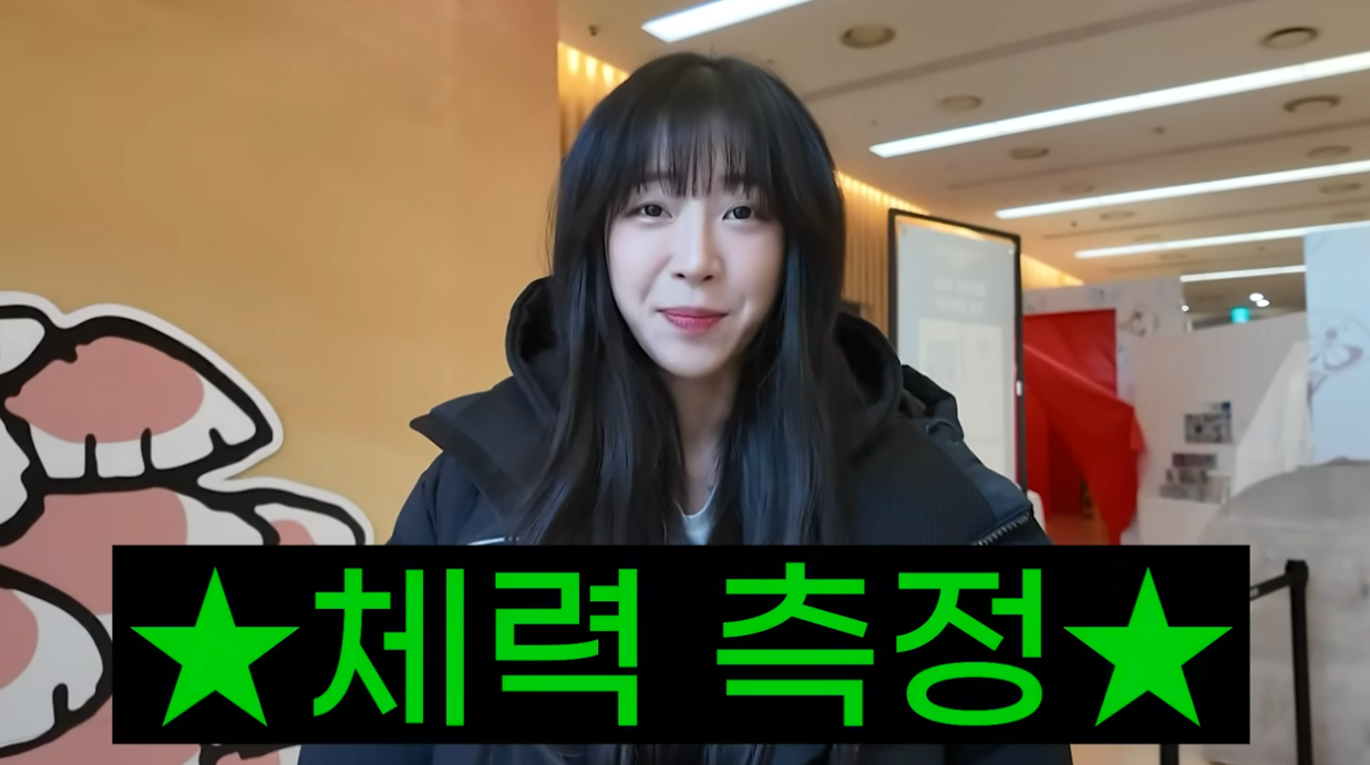 ‘하루 30000칼로리 먹는 대식가의 몸무게와 체력은 어떨까? x등급 나왔습니다..’라는 제목의 영상 캡처. 쯔양밖정원