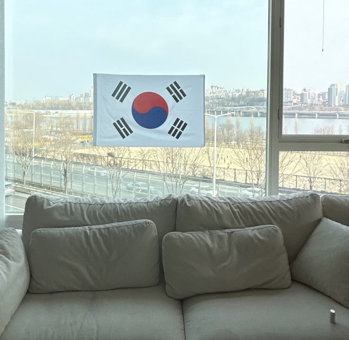 김지민이 자신의 사회관계망서비스(SNS)에 태극기 게양을 인증했다. 김지민 SNS