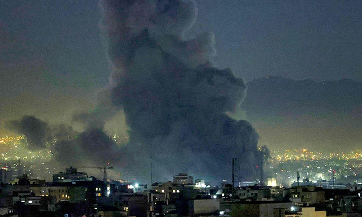 연기 피어오르는 이란 테헤란. AFP연합뉴스