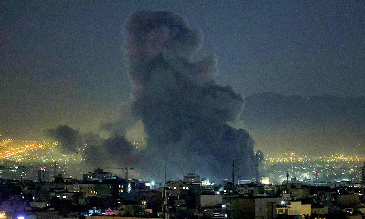 연기 피어오르는 이란 테헤란. AFP연합뉴스