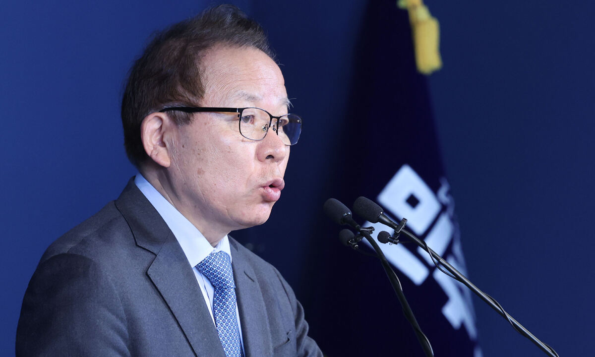 이수 더불어민주당 중앙당 공천관리위원장이 2일 오전 서울 여의도 더불어민주당 중앙당사에서 공천 심사 결과 발표를 하고 있다. 뉴시스