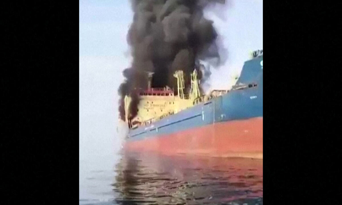 이란 공격에 불타는 유조선… 봉쇄 이후 민간 선박 4척 피습 1일(현지시간) 팔라우 선적 유조선인 스카이라이트호가 호르무즈해협과 이어지는 오만 인근 바다에서 이란 이슬람혁명수비대의 공격을 받아 화염에 휩싸여 있다. 영국해사무역기구 등은 이란의 호르무즈해협 봉쇄 이후 민간 선박 4척이 공격받아 승조원 1명이 숨지고 4명이 다쳤다고 전했다.&nbsp;AFP연합뉴스